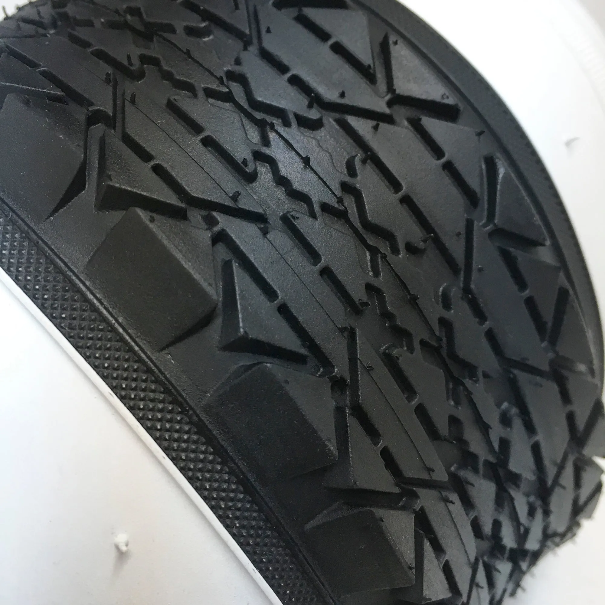 E702 Tire 26"