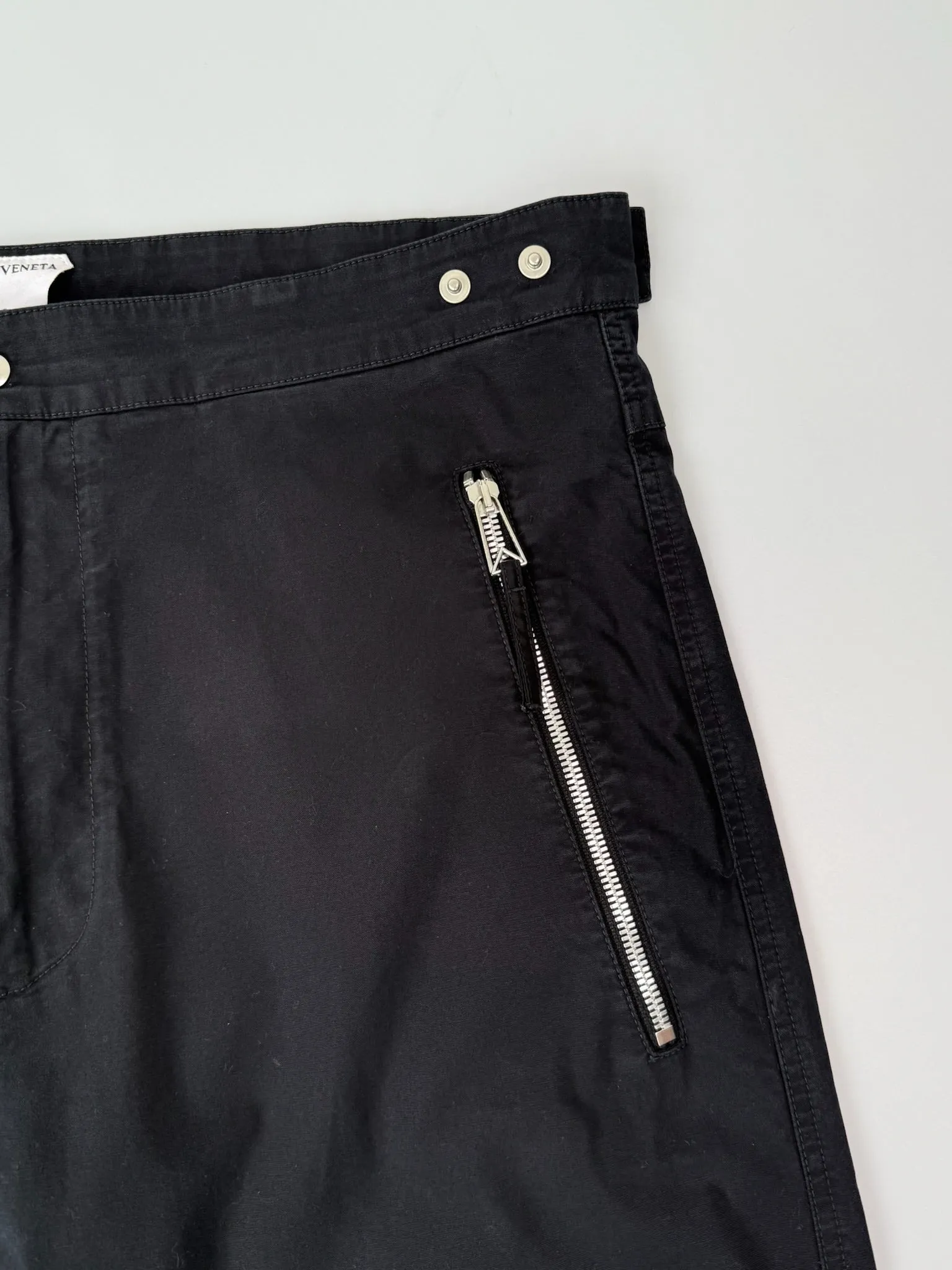 Pantaloni Neri Con Zip Diagonali E Tasche Laterali