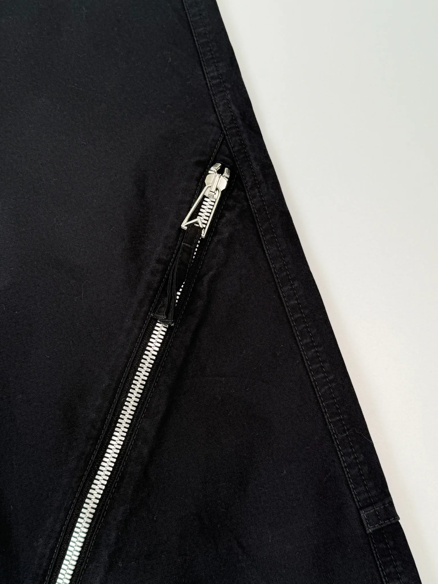 Pantaloni Neri Con Zip Diagonali E Tasche Laterali
