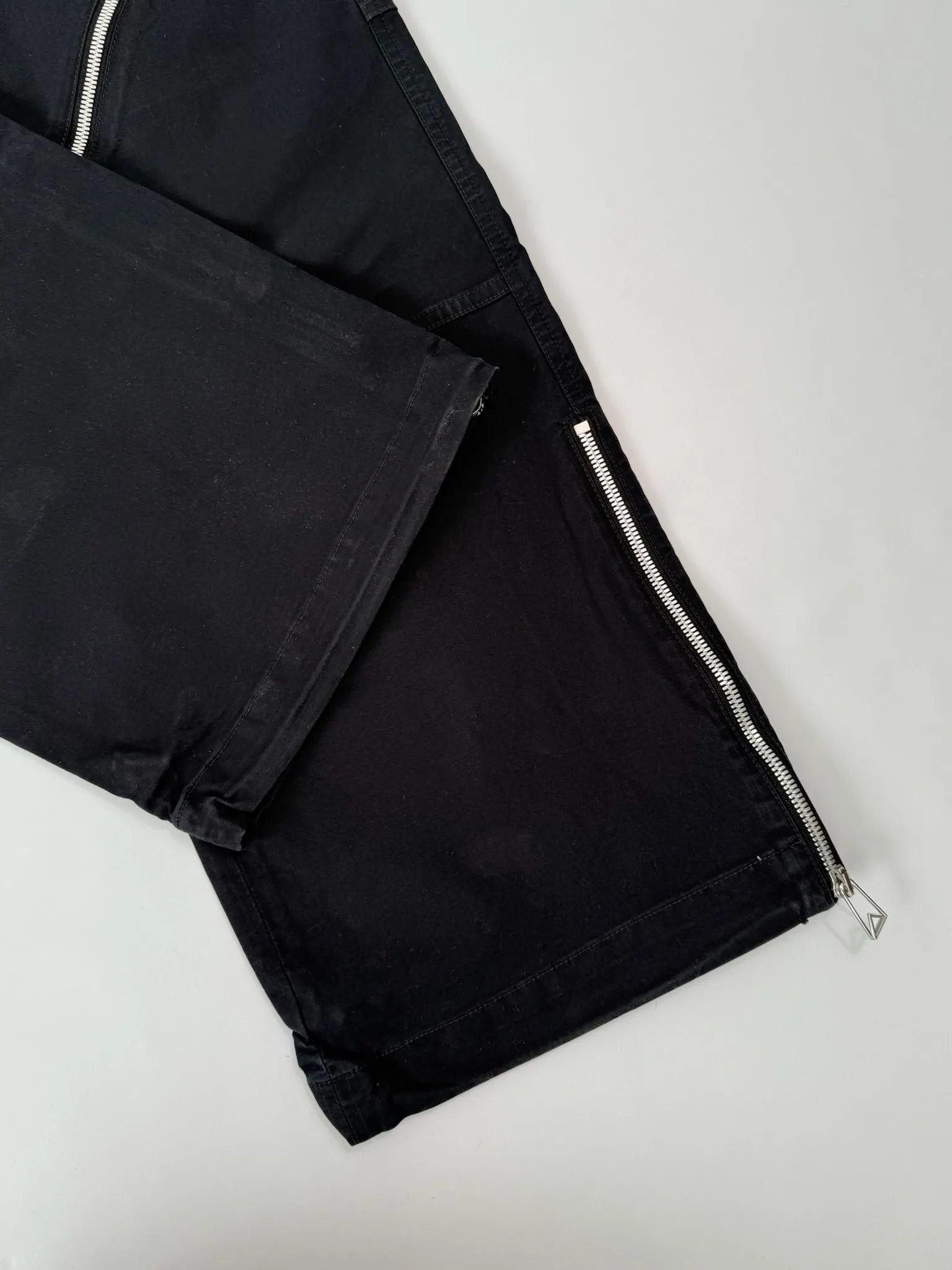 Pantaloni Neri Con Zip Diagonali E Tasche Laterali