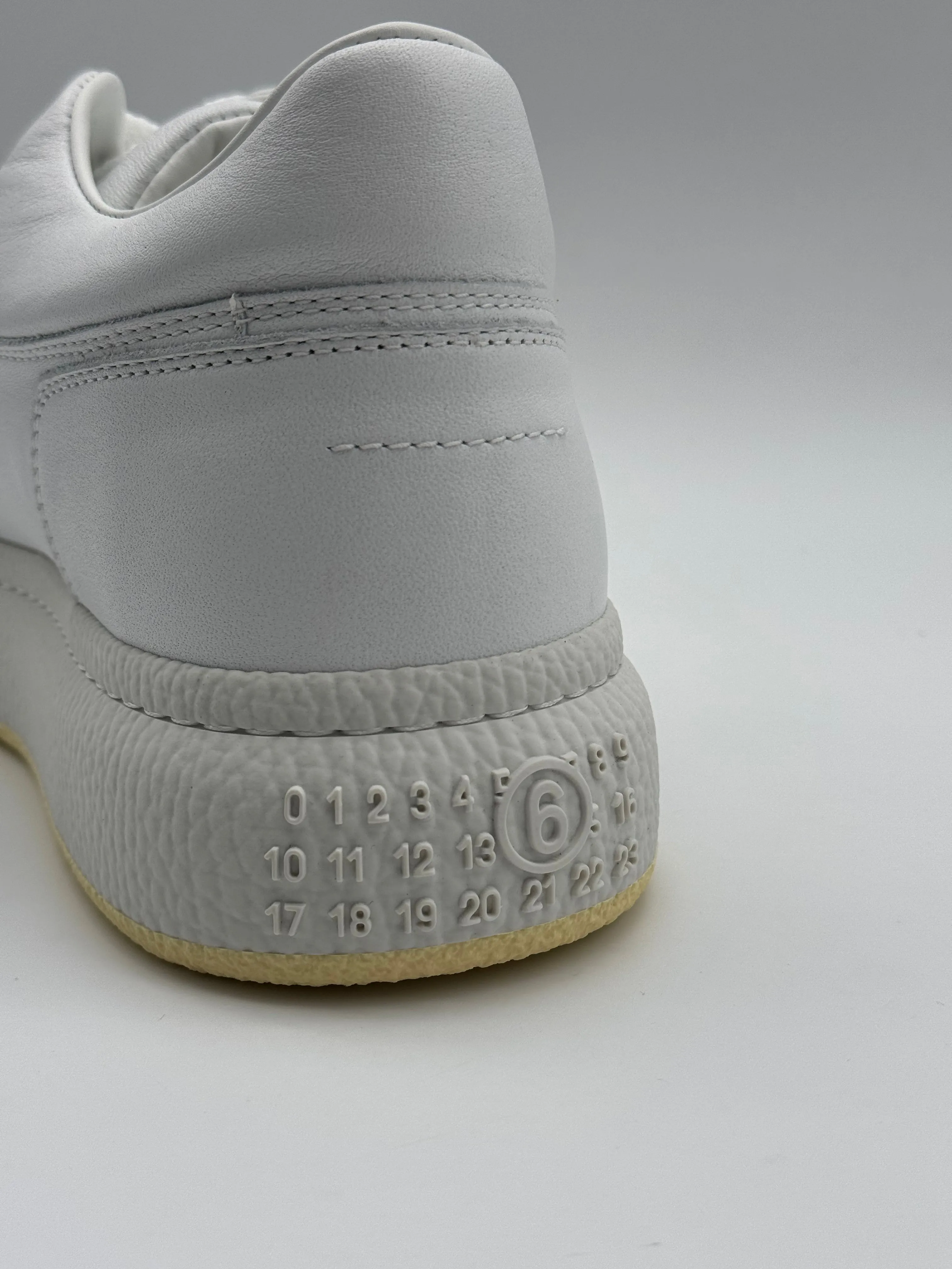 Sneakers Bianche Con Dettaglio Suola Giallo
