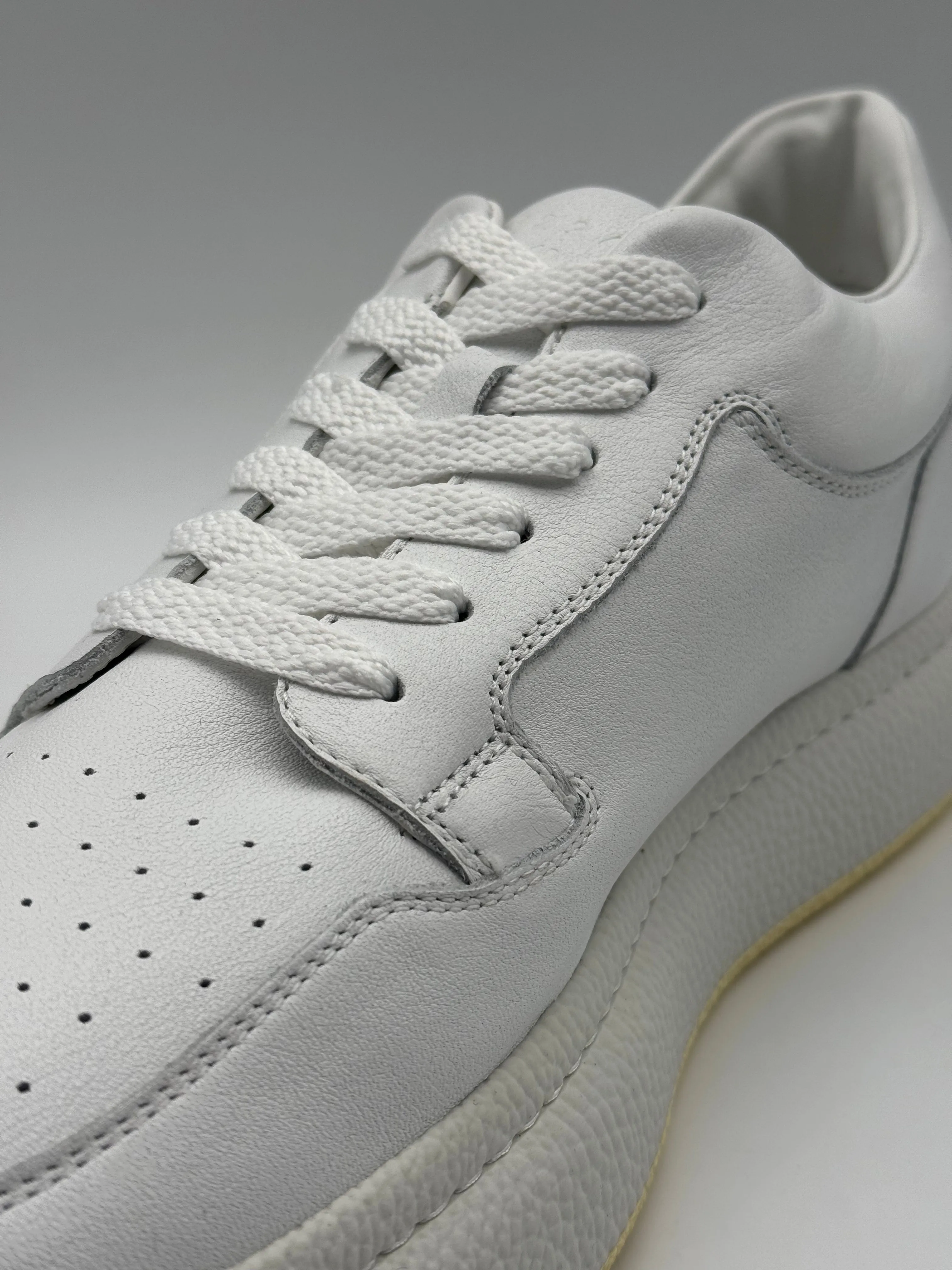 Sneakers Bianche Con Dettaglio Suola Giallo