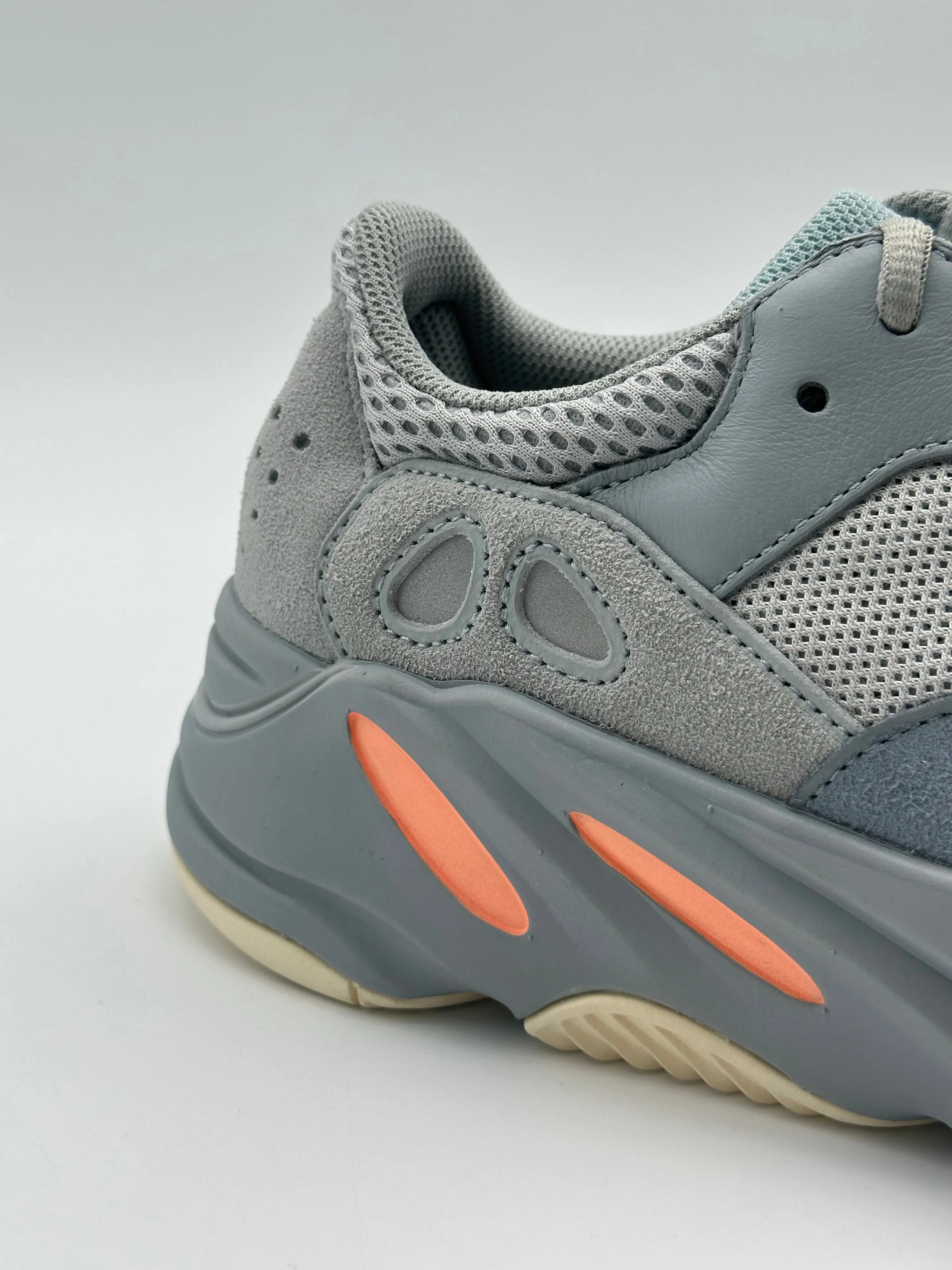 Sneakers Yeezy Boost 700 Inertia